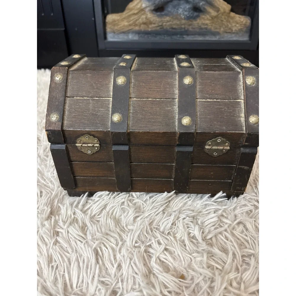 Vintage‎ Wooden Treasure Chest Jewelry Box Lion Head Hardware Red Velvet Lining